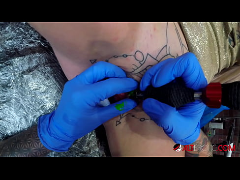 ❤️ Extremamente tatuada, a brasa Sully Savage fez uma tatuagem em seu clítoris ️❌ Porno vídeo em porno pt-br.milf-nut-net.ru
